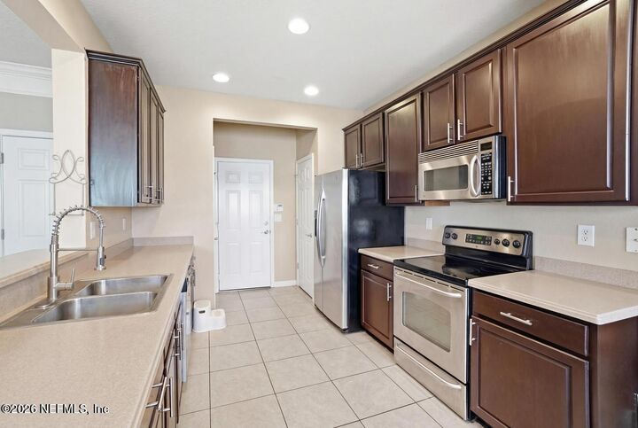Property Photo:  4008 Lionheart Drive  FL 32216 