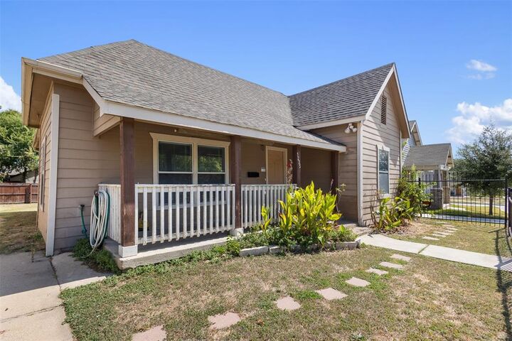 Property Photo: 1235 E Leuda Street TX 76104