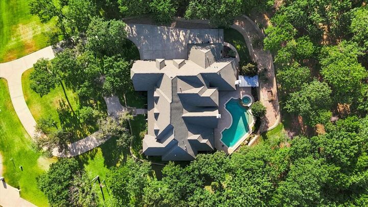 Property Photo: 686 Knob Hill Court TX 76226