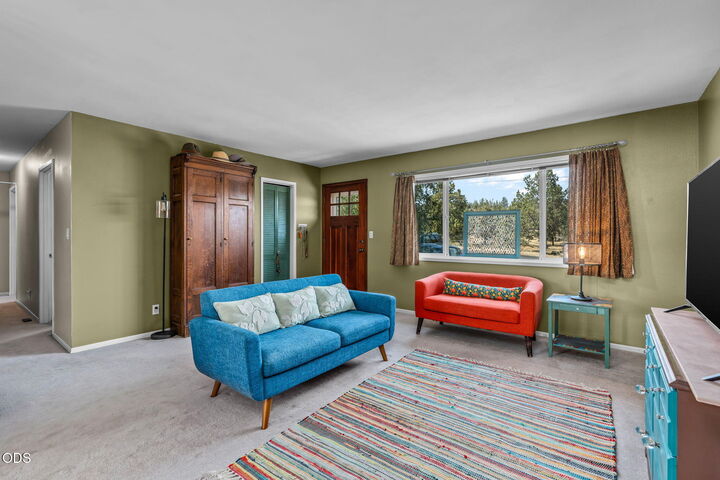 Property Photo: 705 SW Belmont Lane OR 97741