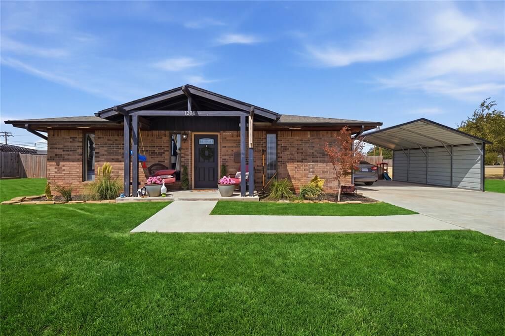 Property Photo:  1206 N Market Street  OK 73632 
