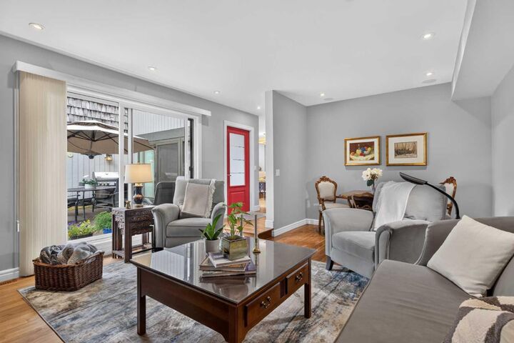 Property Photo:  1726 8 Avenue NW 6  AB T2N 1C2 