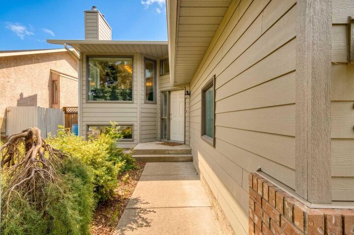 Property Photo: 36 Shannon Circle SW AB T2Y 2K4