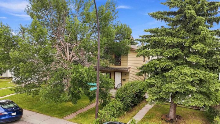 Property Photo: 70 Edgeburn Crescent AB T3A 4J3
