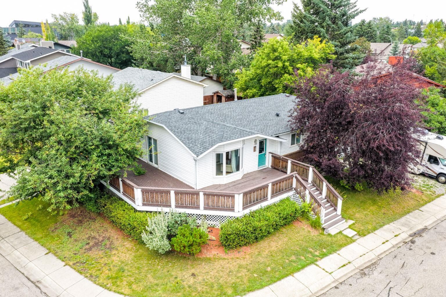 Property Photo: 85 Rideau Close SW AB T4B 1A7