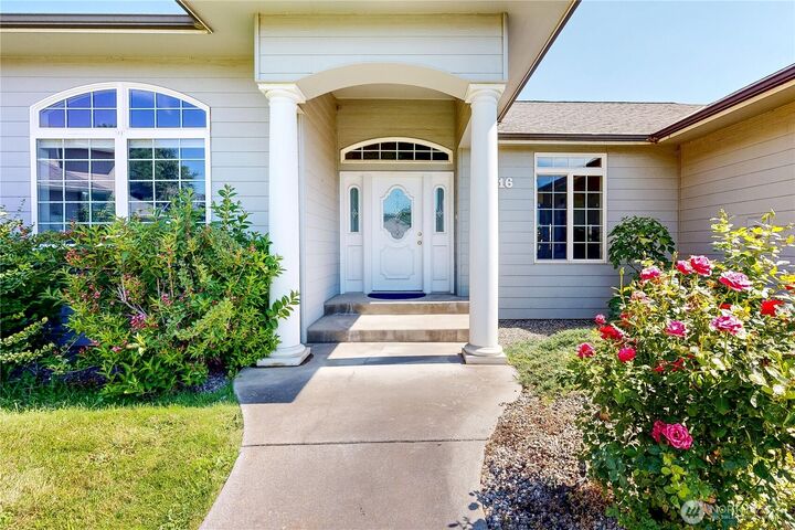 Property Photo: 1916 SE Clover Court WA 99324
