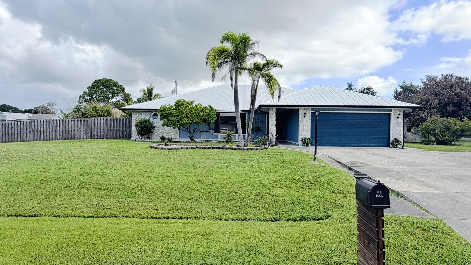 Property Photo: 757 SE Lighthouse Avenue FL 34983