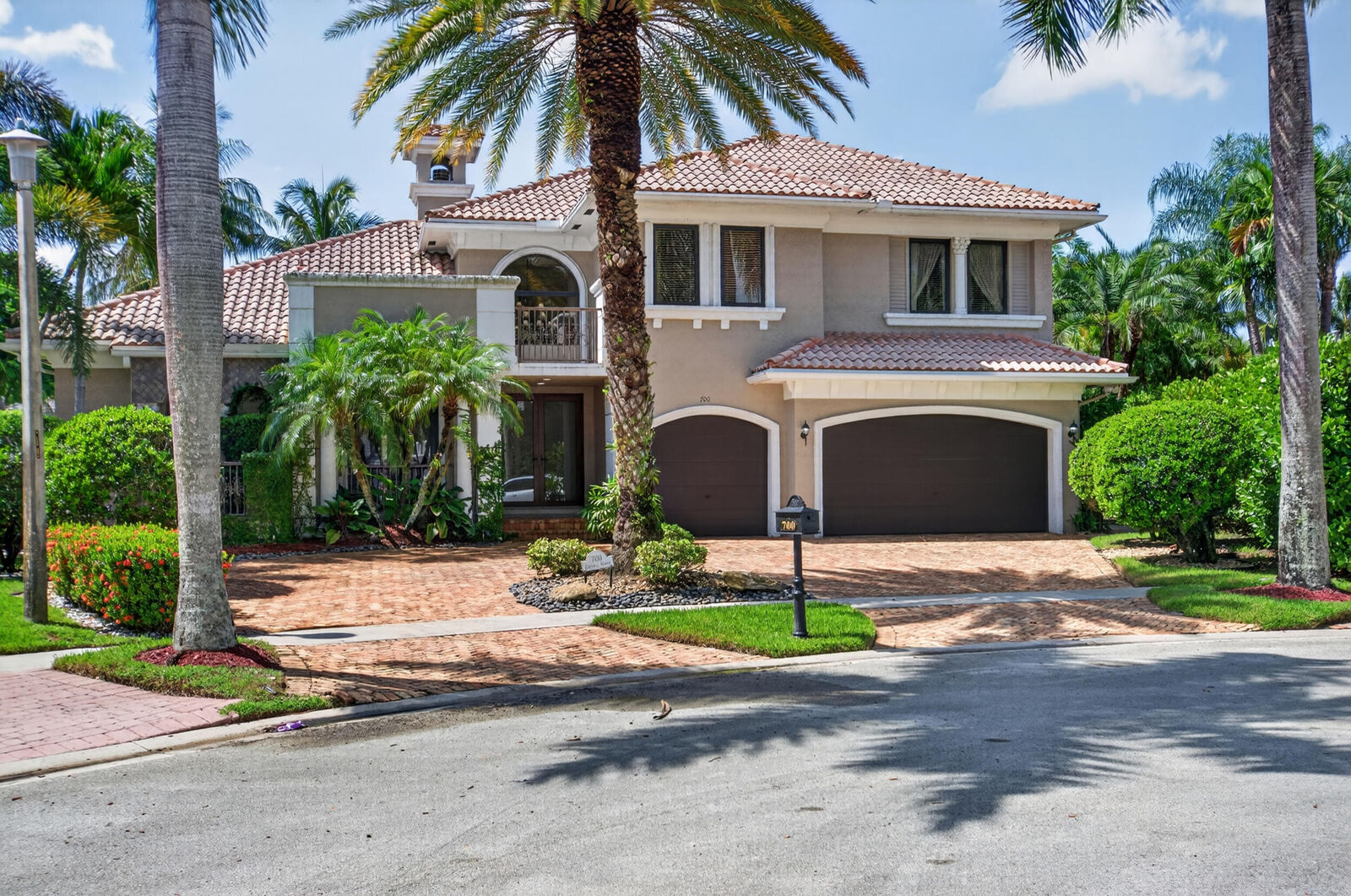 Property Photo:  700 Cardinal Street  FL 33324 