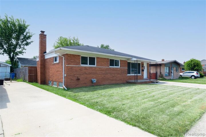 Property Photo:  1575 W 13 Mile Road  MI 48071 