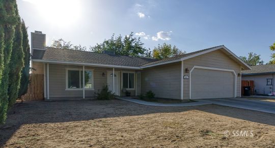 Property Photo:  621 Glen Ct  CA 93555 