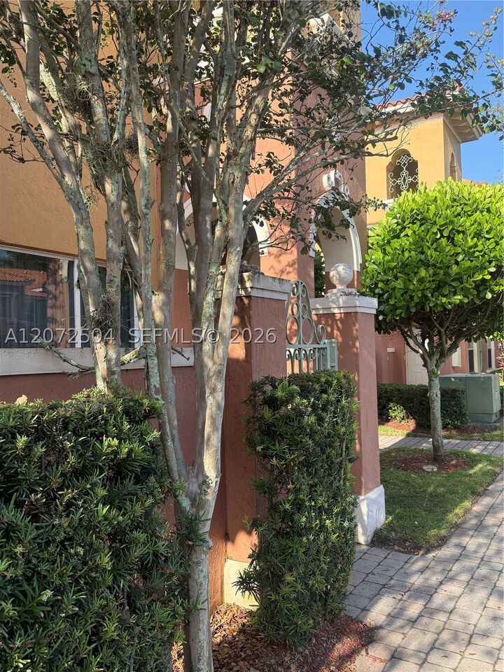 Property Photo:  