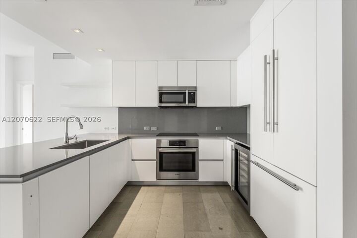 Property Photo:  68 SE 6th St 2304  FL 33131 