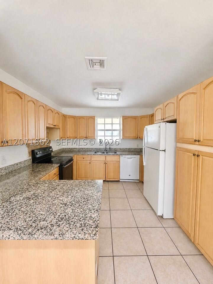 Property Photo: 2653 SW 51st St 1 FL 33312