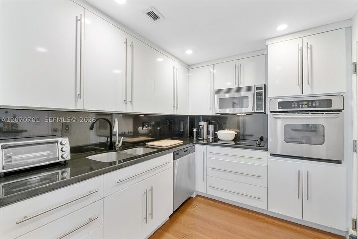 Property Photo: 90 Edgewater Dr 917 FL 33133