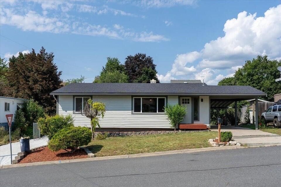 Property Photo:  1025 E Ivy Ave  WA 99109 