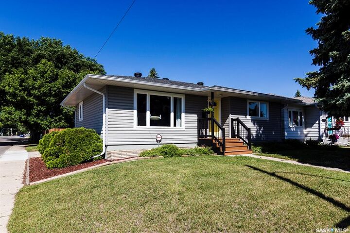 Property Photo: 401 R Avenue N SK S7L 2Y8