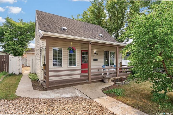 Property Photo:  1173 4th Avenue NE  SK S6H 1J2 