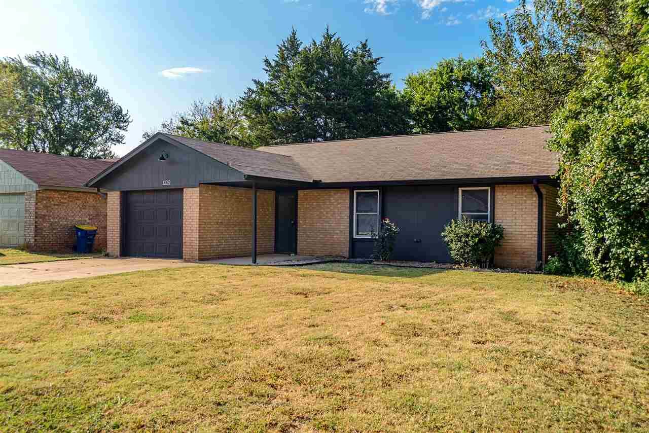 Property Photo:  1009 E Will Rogers Drive  OK 74075 
