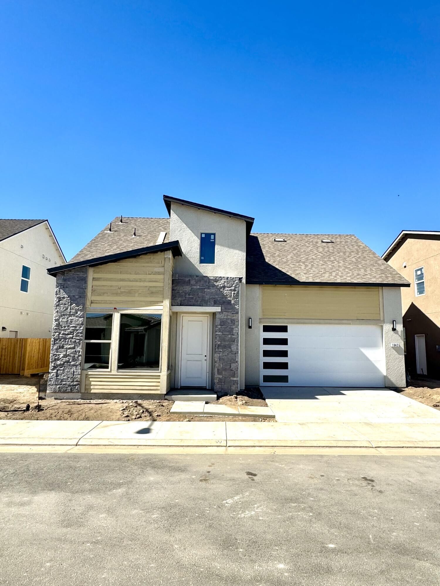 Property Photo:  1042 Madrid Avenue  CA 93274 