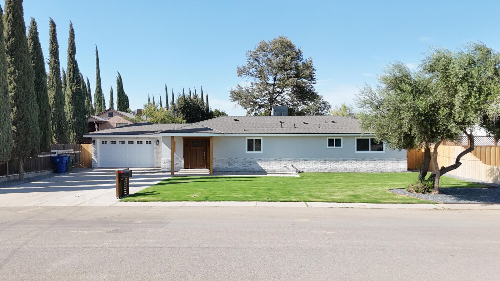 Property Photo: 576 Oleander Avenue CA 93245