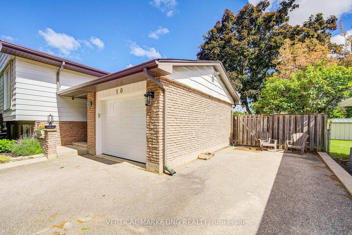 Photo de la propriété: 10 Crabapple Court ON N3R 5X9