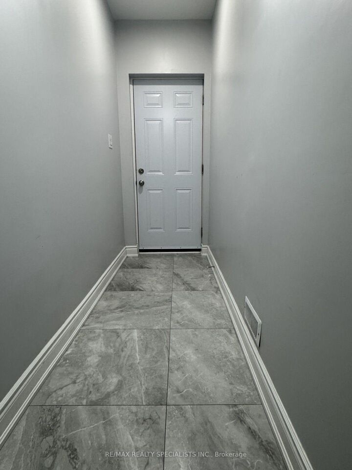 Property Photo:  33 Bluffwood(Basement) Crescent  ON L6P 2P3 