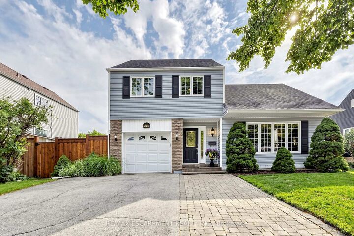 2208 Lancaster Crescent — photo 1