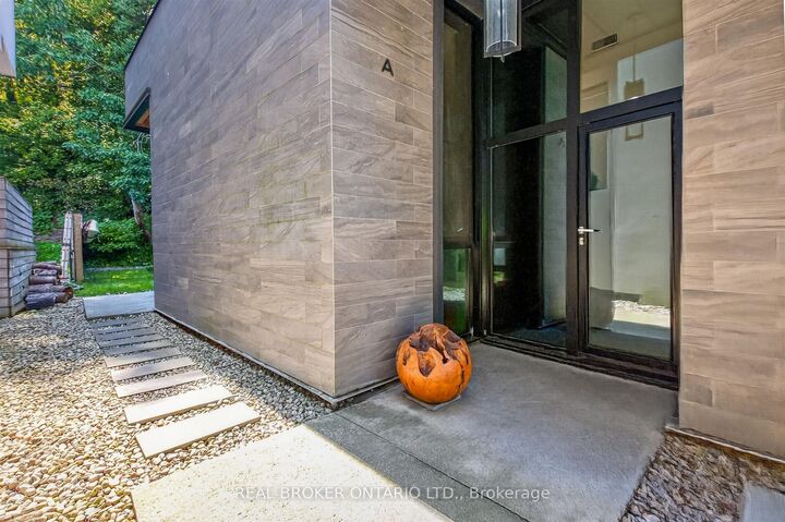 Photo de la propriété:  90A South Kingsway Way  ON M6S 3T3 