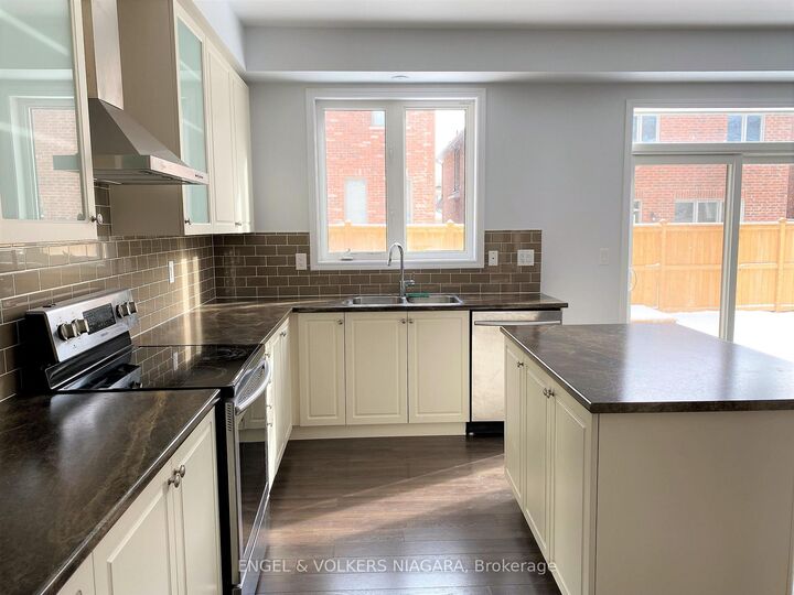 Property Photo:  8576 Sweet Chestnut Drive  ON L2H 0N1 