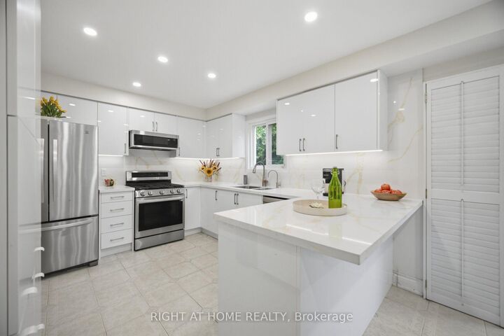 Property Photo: 6379 Alderwood Trail ON L5N 6W9