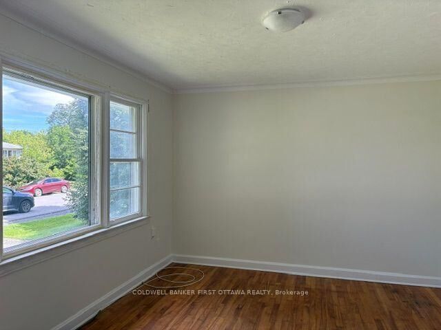 Property Photo:  92 Lotta Avenue  ON K2G 2B7 