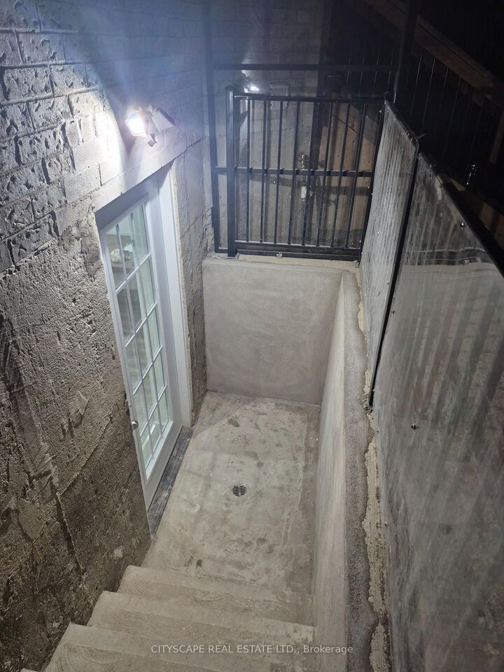 Property Photo:  1667 Summergrove Crescent Bsmt  ON L5M 3Z6 