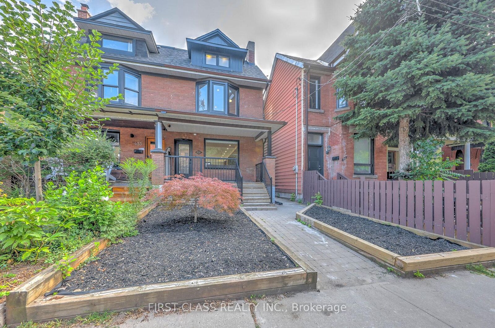 Property Photo:  431 Roxton Road Ensuite 2  ON M6G 3R5 