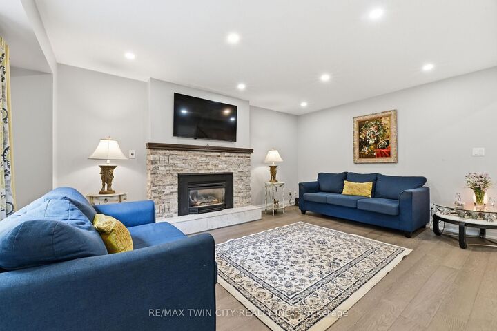 512 Hawthorne Crescent — photo 1