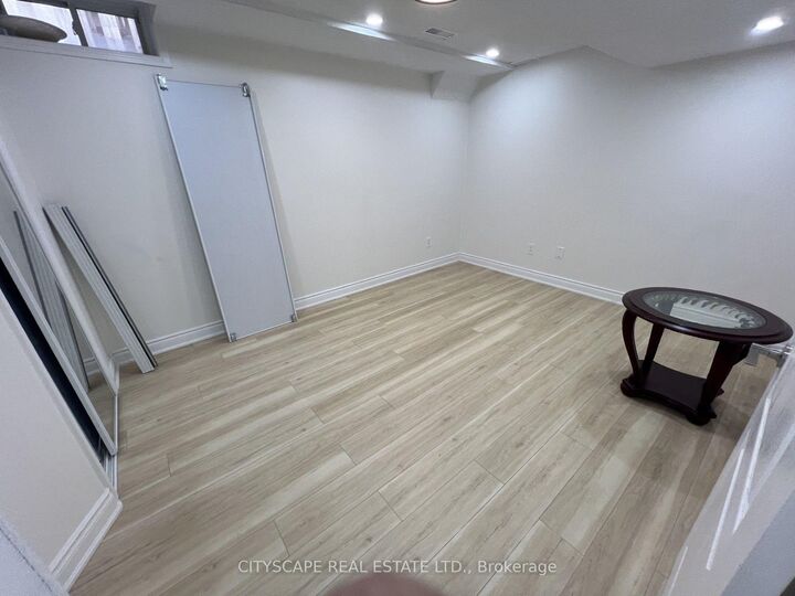 Photo de la propriété: 637 Dolly Bird Lane Basement ON L5W 1G8