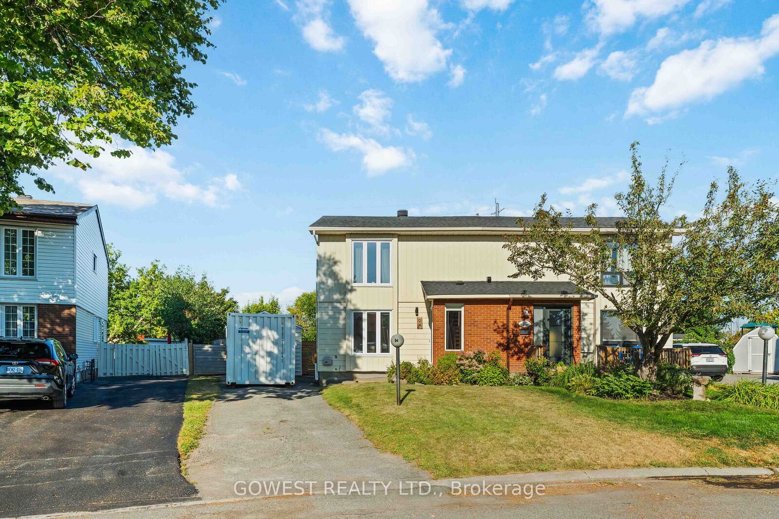 Property Photo: 94 Fieldgate Drive ON K2J 1T9