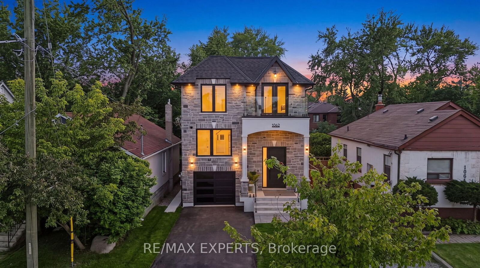 Property Photo:  1062 Alexandra Avenue  ON L5E 1Z8 