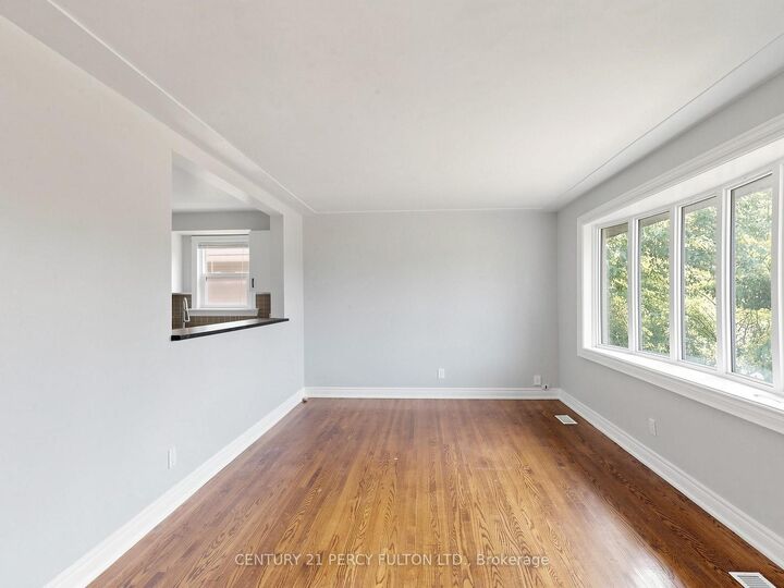 Property Photo:  25 Kenwood Crescent  ON L8T 1W3 
