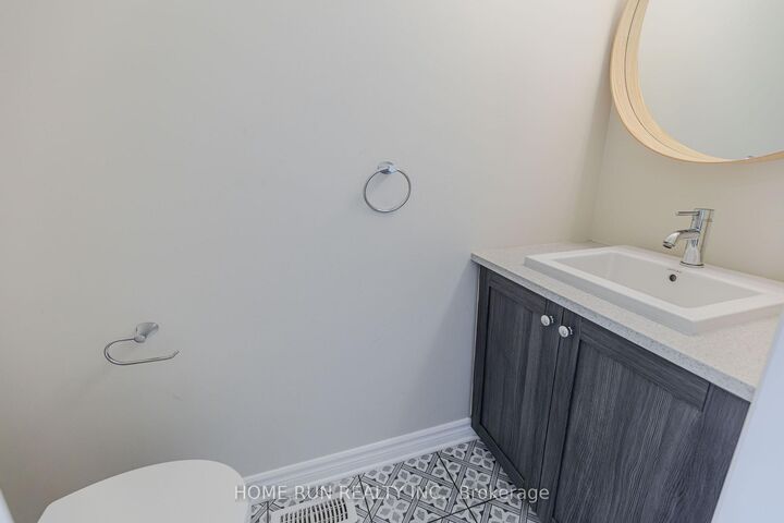785 Cairn Crescent — photo 1