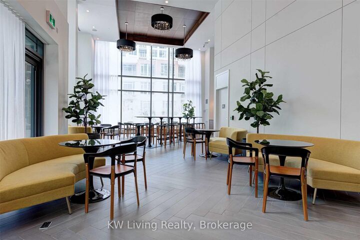 Photo de la propriété:  38 Iannuzzi Street 1713  ON M5V 0S2 