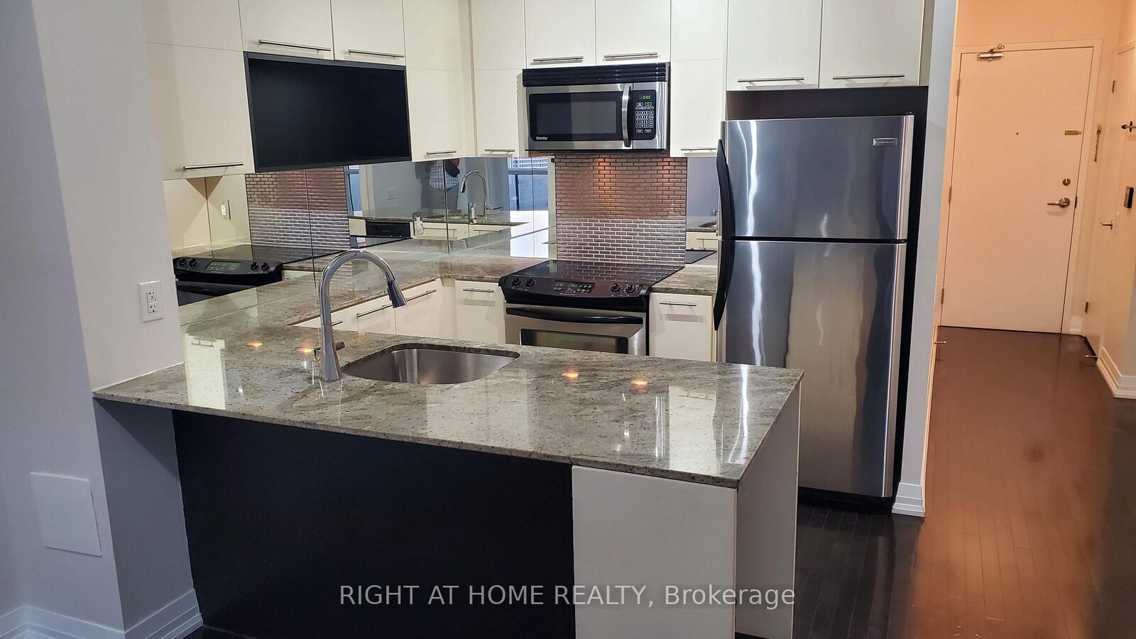 Property Photo:  25 Carlton Street 2806  ON M5B 1L4 