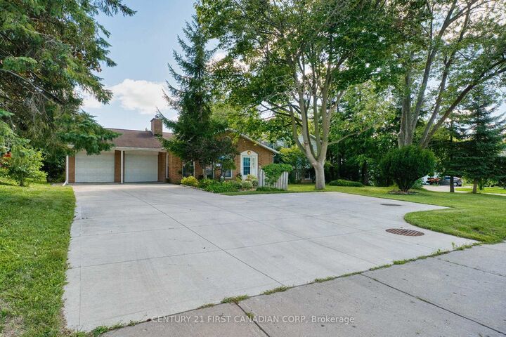 Property Photo: 501 Commissioners Road E ON N6C 2T9
