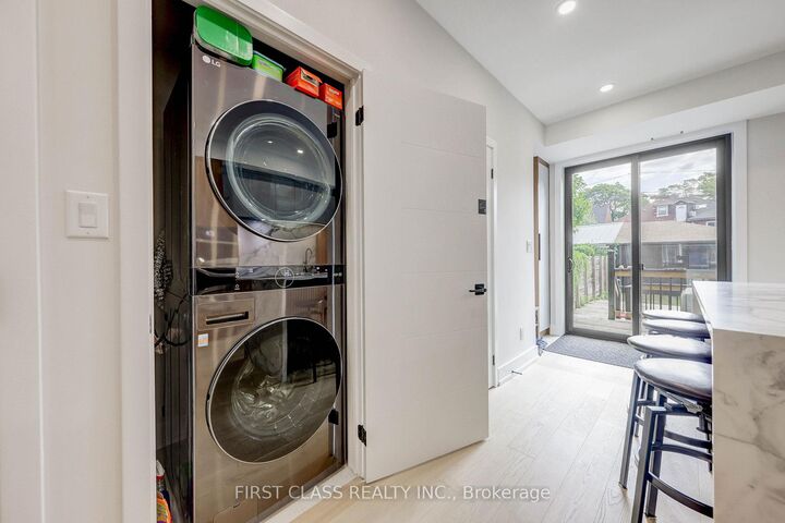 Property Photo:  431 Roxton Road Ensuite 1  ON M6G 3R5 