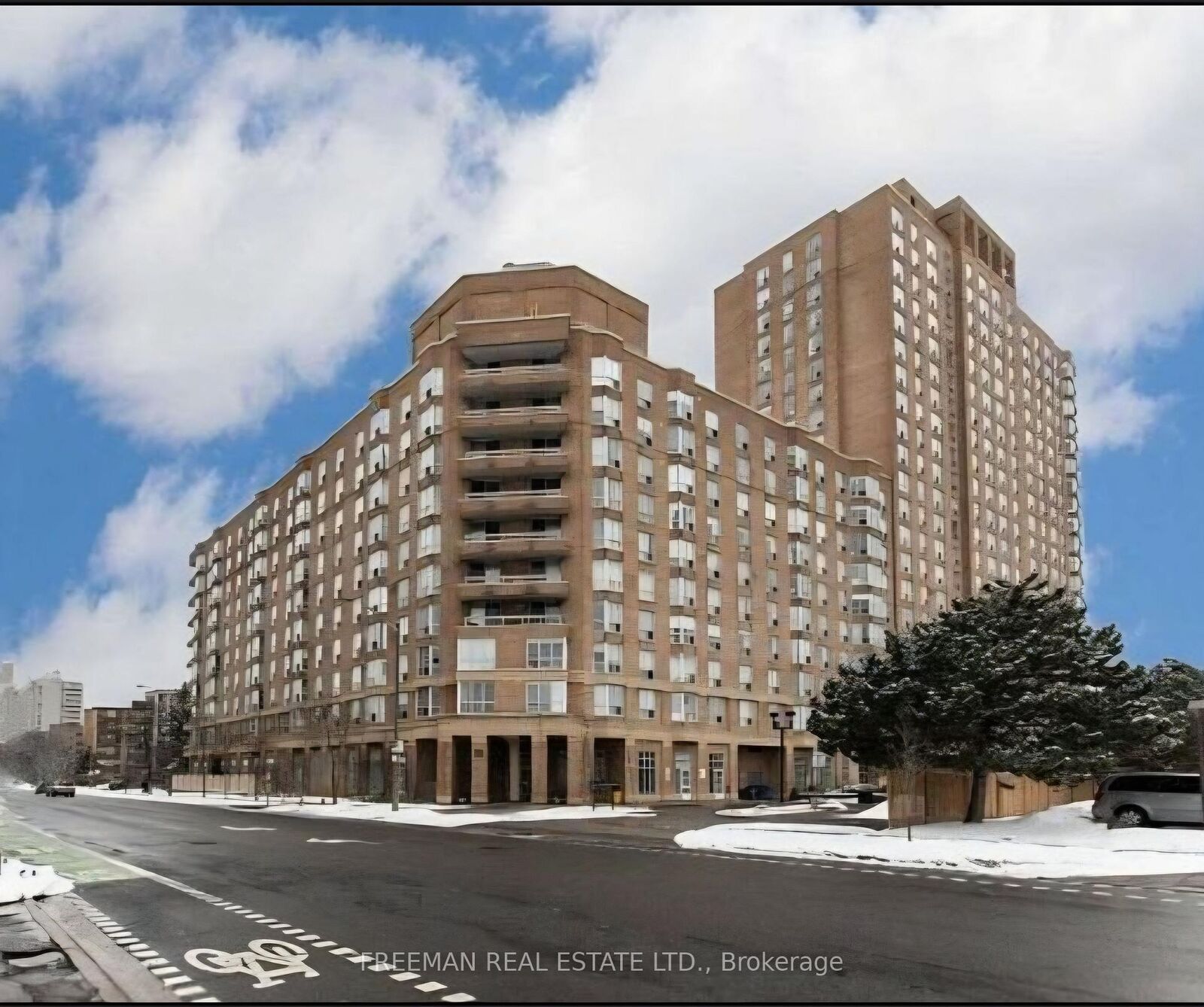 Property Photo:  11 Thorncliffe Park Drive 910  ON M4H 1P3 