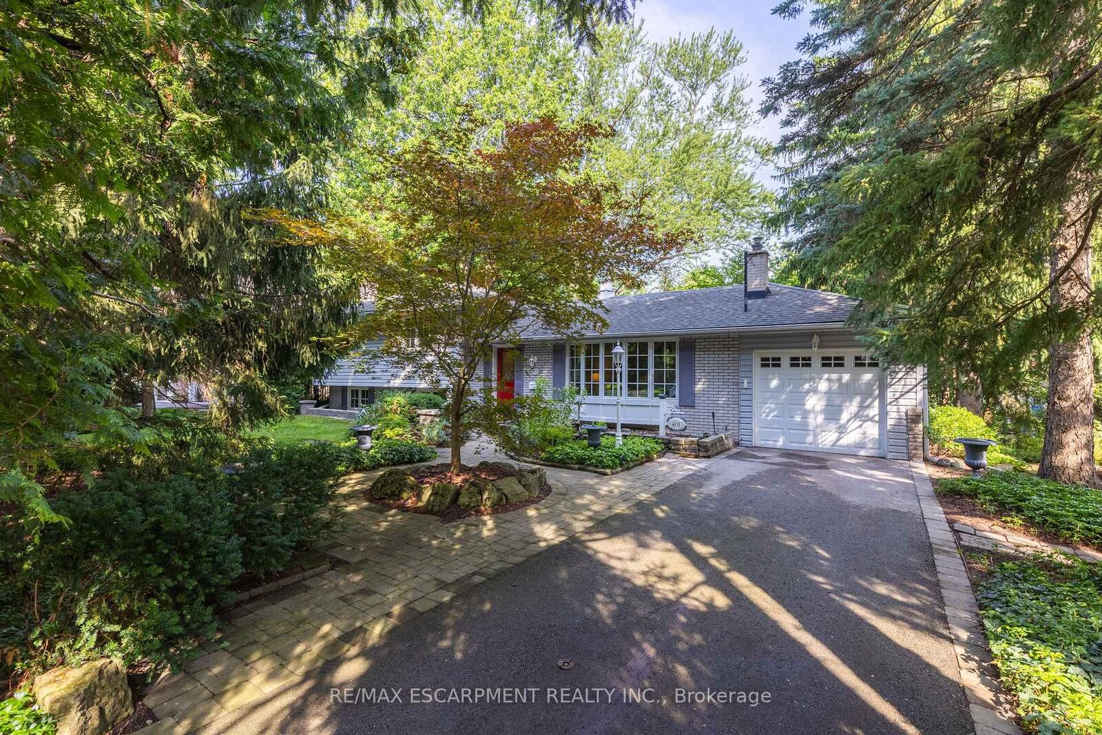 Property Photo: 401 Cairncroft Road ON L6J 4M8