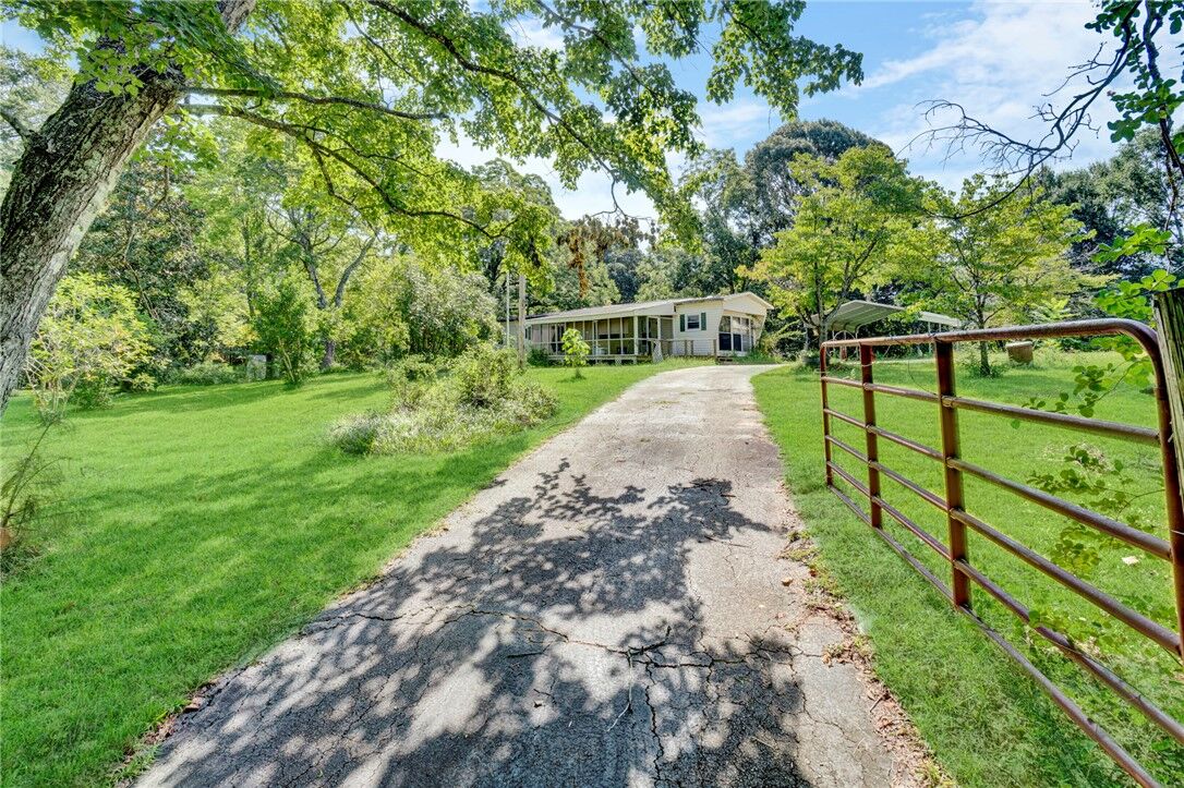Property Photo: 1504 Park Ridge Drive SC 29672