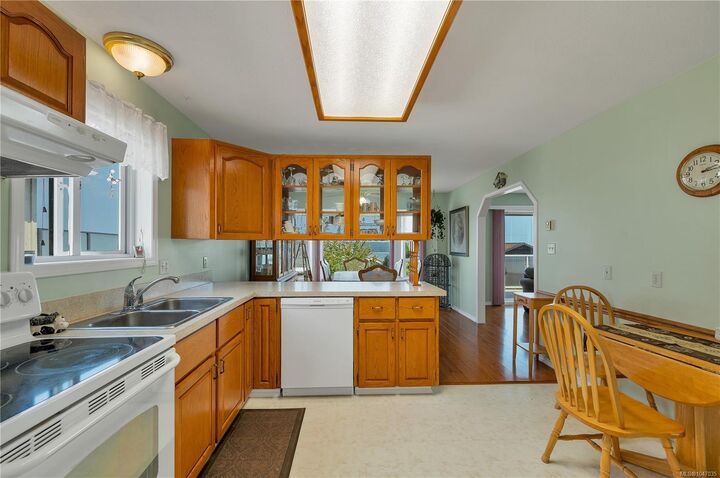 Property Photo: 641 Alder St S BC V9W 6B3