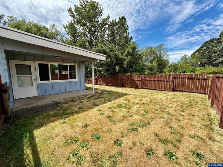 Property Photo: 201/203 SE Bridgeway Av OR 97333