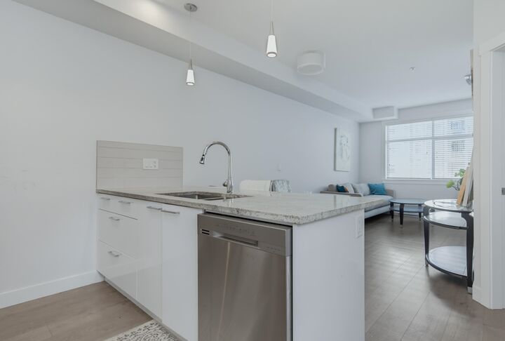 20696 Eastleigh Crescent 214 — photo 1
