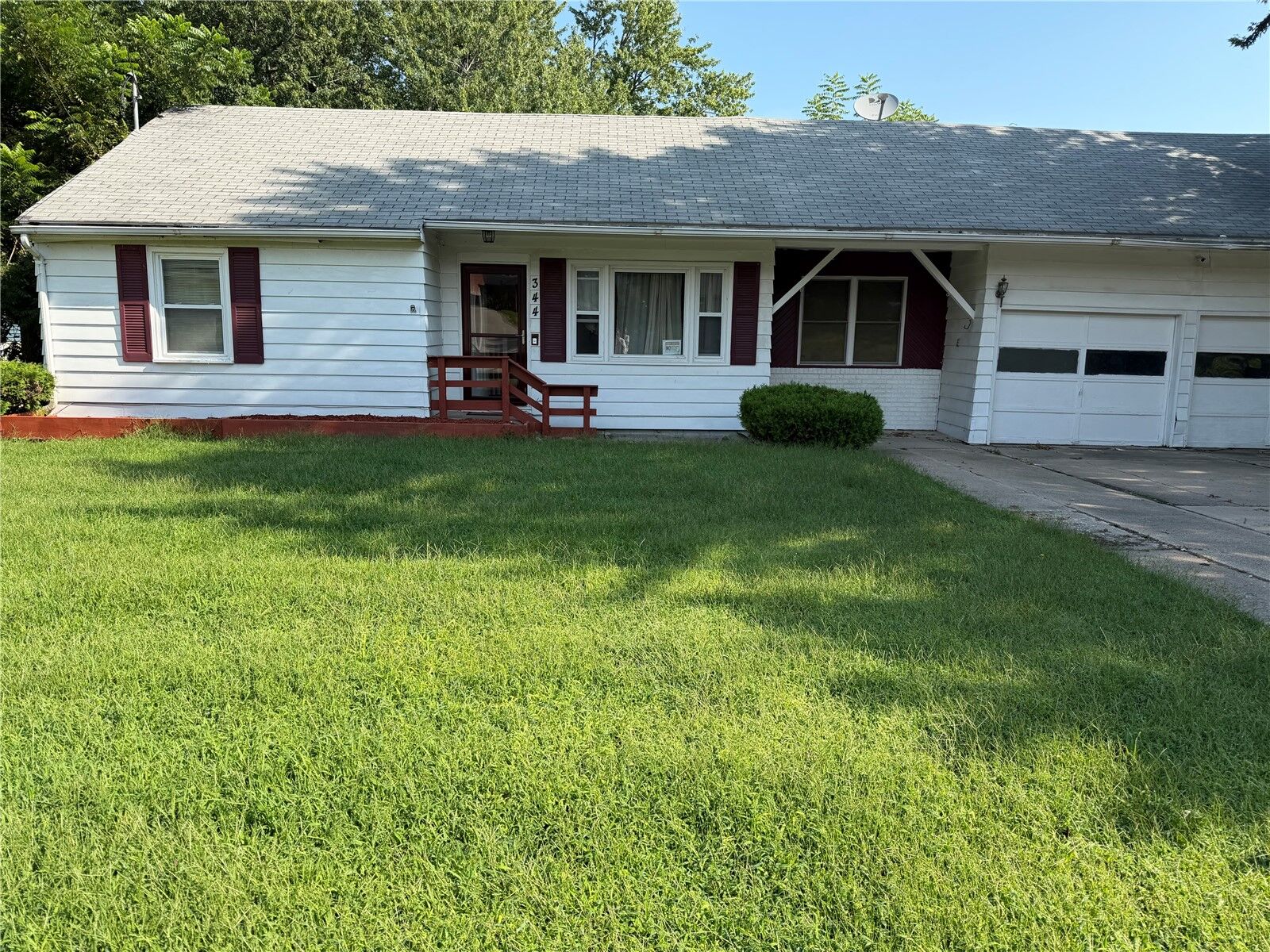 Property Photo: 344 SW 28th Avenue IA 52404